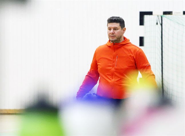 Tomislav Krstevski är på jakt efter en målvakt som kan vikariera i Korsnäs FF i början av division 3-säsongen.
