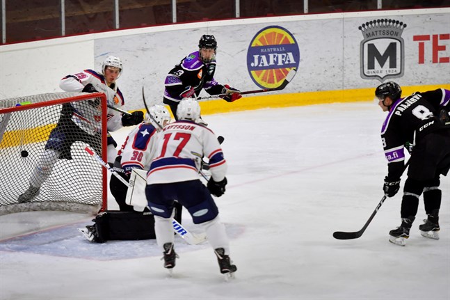 Joonas Pääjärvi för 7-2. Målet var Pääjärvis andra för kvällen.