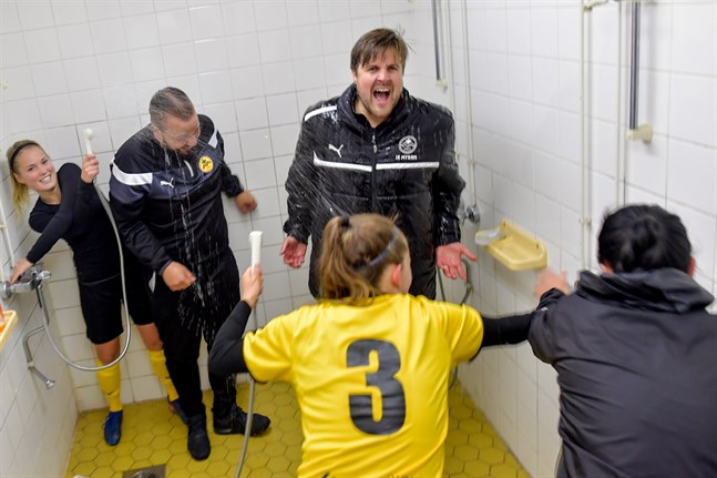Viktoria Byskata segerduschar tränarna Magnus Slotte och Andreas Kaitajärvi efter att avancemanget till FM-ligan var klart hösten 2018.