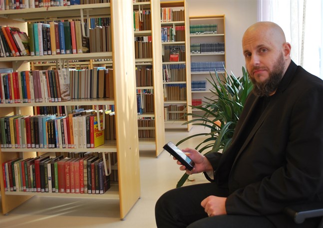 I dag kan du spela var du än befinner dig och det är ett problem, säger Fredrik Nygård. Vi går runt med ständig tillgång till kasinon och snabblån av pengar i våra mobiltelefoner. Fredrik är före detta spelmissbrukare och föreläser nu om sina erfarenheter, han arbetar också med en bok på samma tema.