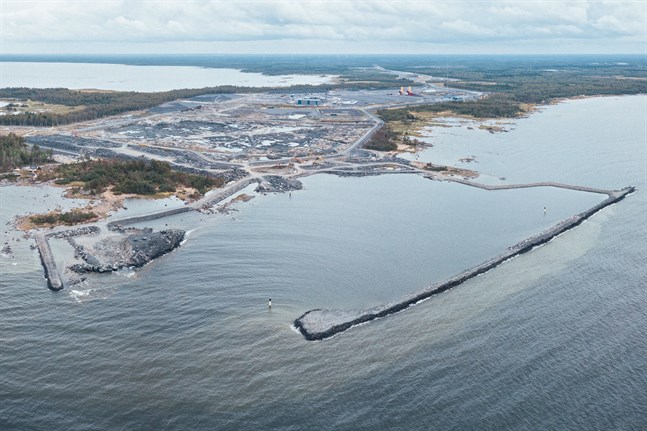 Den politiska eliten körde bort finländare från sina stugtomter i Hanhikivi och gav bort en oersättlig bit av fosterlandet till Ryssland som en ny territoriell erövring, skriver Tuomas Akolahti i sitt debattinlägg.