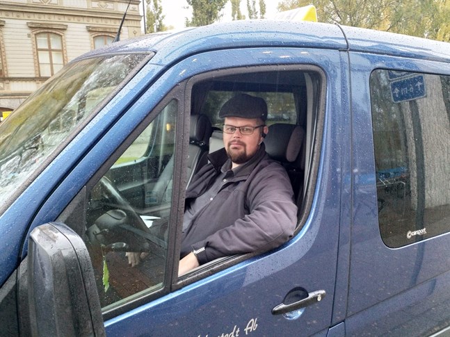 Taxiföretagaren Simon Holmstedt befarar mer byråkrati när färdtjänsten går över till Vasa Ulataxi.
