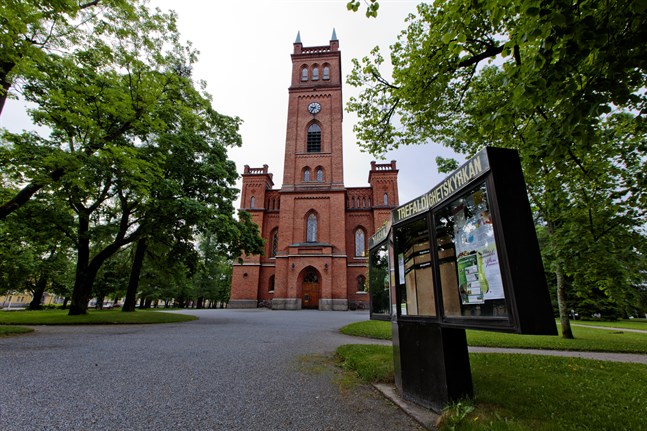 Ett av flera motiv till att höja kyrkoskatten i Vasa är att trygga medel för att hålla fastigheter som denna i gott skick. Trefaldighetskyrkan i Vasa är byggd 1862. Men gemensamma kyrkofullmäktige beslöt att inte höja kyrkoskatten nästa år.