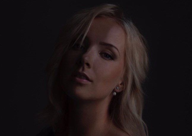 Daniela Krook gör musik under namnet Ela Dawn. Artistnamnet är inspirerat av hennes förnamn.