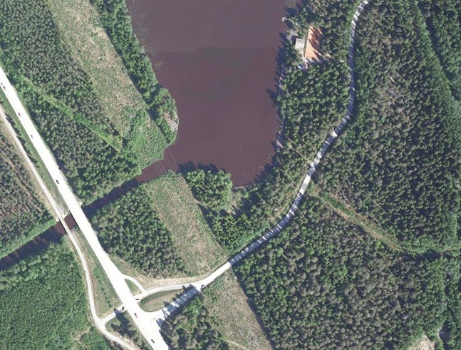 Några hundra meter från Kållbyvägen, längs Gamla Pirilövägen, finns statsägd mark. Den nya fastigheten ska placeras på andra sidan vägen från tennisplanen sett.
