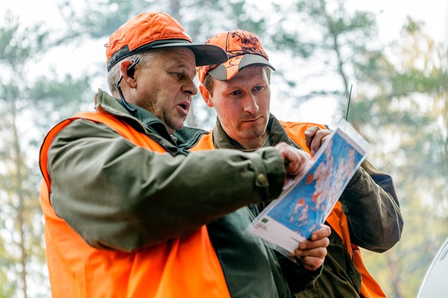 Ola Sandqvist hoppas att medborgarinitativet ska påverka vargförvaltningen i Finland. Här är han på jakt med Jan Stenroos.
