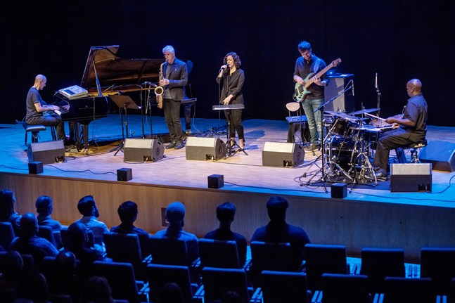 Hösten 2018 gästades Jeppis Jazz Festival av Yellowjackets feat. Luiciana Souza. Från arrangörernas sida hoppas man kunna ta emot utländska artister igen den här hösten.
