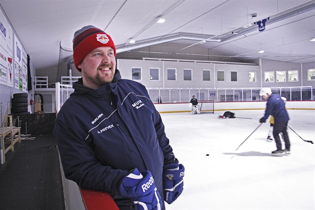 Peter Lassilas hockeyvardag brukar utspela sig i Komarov Arena i Nykarleby. Men den här månaden tränar han målvakter i Thailand.
