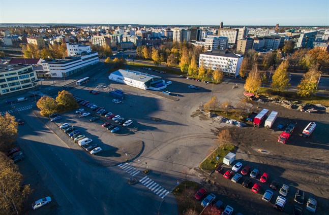 Snart är den här synen ett minne blott. Ja, det tycker i alla fall Vasafullmäktige. På måndagen gick de nämligen in för att Wasa Station-projektet ska få grönt ljus. Komplexet ska byggas vid den gamla busstationen i Vasa.