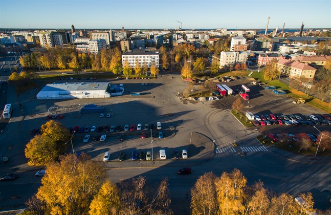 Återgå till att ha myntbelagda parkeringsautomater överallt i centrum, skriver Leif Paulin i sitt inlägg och undrar samtidigt var det är tänkt att de många hundra bilarna som nu varje dag står på gamla busstationsområdet ska parkeras i framtiden.