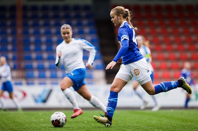 Emma Pettissalo stod för matchens andra mål, ett snyggt långskott från 30 meter rakt i krysset.