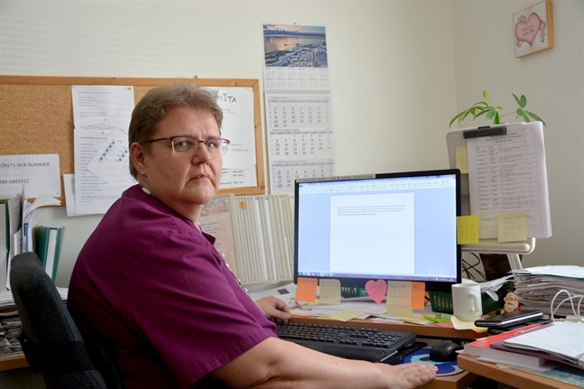 Kirsi Widberg, avdelningsskötare vid Åldersro, är inte nöjd över att stadsstyrelsen inte pekar ut Henrik Antfolk specifikt, "utan slätar ut ifrågavarande persons göranden".
