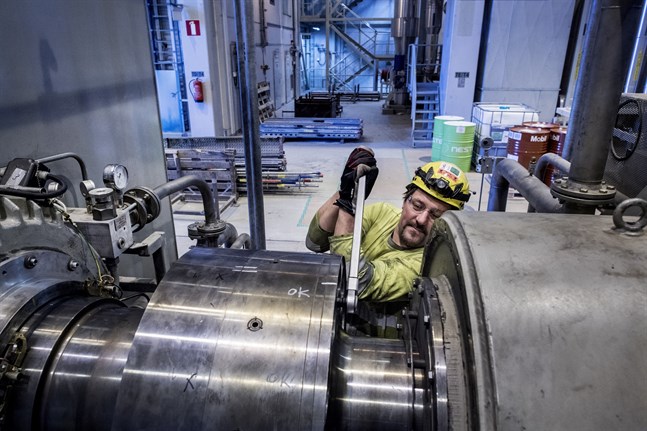 Pasi Nurmi jobbar med lagerbyte på en turbin. Han är en av 1200 utomstående vid UPM under driftsstoppet. Nästa jobb för honom blir i Sköldvik i Borgå.