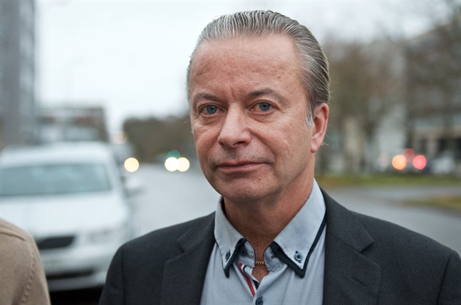 Vägdirektör Anders Östergård säger att det är bortkastade pengar att lappa vägar som redan består av ett fisknät av bitar.