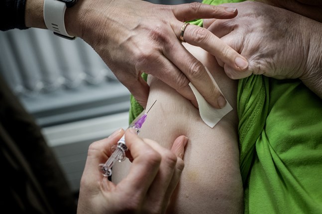 På bilden pågår en annan vaccinering, det vill säga inte mot covid-19.