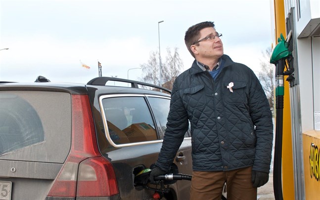 Mikko Ollikainen är en av de riksdagskandidater som försvarar landsbygdens rätt att fortsätta köra bil på ekonomiskt hållbara grunder.