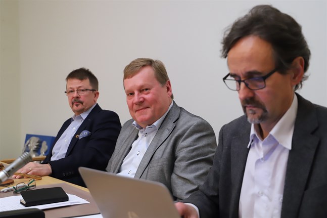 Från vänster kommunstyrelsens ordförande Rainer Bystedt, kommunfullmäktigeordförande Kjell Heir och förvaltningsdirektör Markku Niskala.