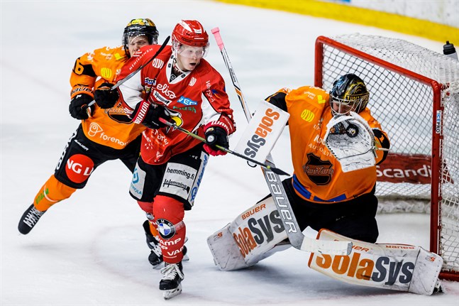 Aleksi Ainali försöker sig på målskytte mot KooKoo. Från och med nästa höst blir det ombytta roller – då ska han slänga in puckar i Sports mål.