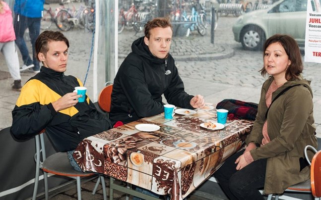 Vasas flora och fauna är, från vänster, Mattias Björkas, Daniel Ventus och Tina Kärkinen. Bilden är tagen i ett cafétält på Vasa torg.