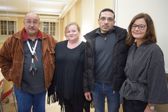 Nykarlebybon Munir Habib, integrationskoordinator Pia Fraktman, Jakobstadsbon Salim Alkawsara och personaldirektör Eva-Maria Emet var några av deltagarna på invandrarnätverkets första möte.