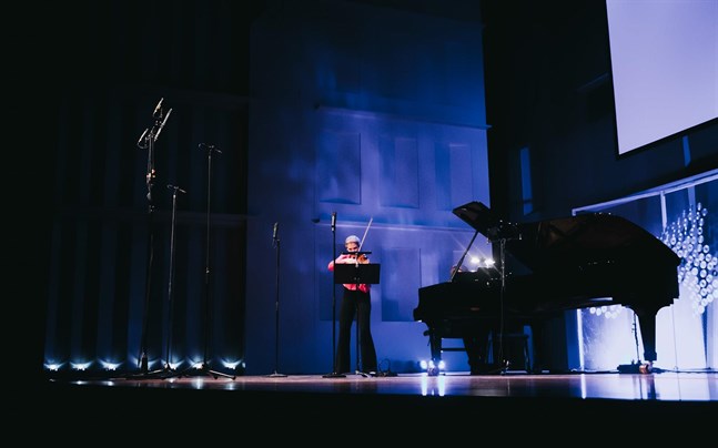 Elina Vähälä och Simon Crawford-Phillips framförde Weberns fyra stycken för violin och piano – och fick ta emot publikens jubel.