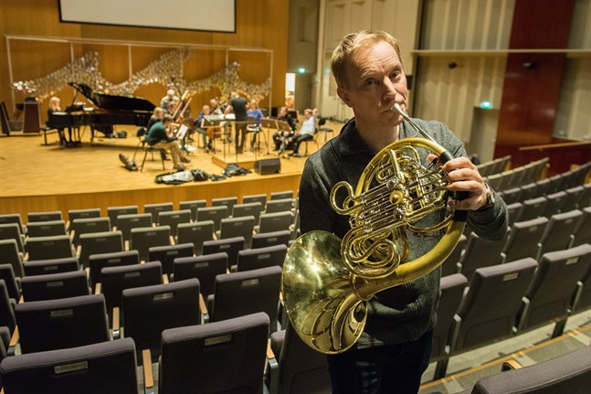 Jukka Harju medverkar i Ruskfestivalen för första gången. Det är också första gången han besöker Schaumansalen, där man repeterar inför lördagens konsert.