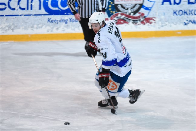 Lappospelaren Joshua Kossila blir lätt besvärlig för motståndarna i rinken. Han stod för 2+3 poäng i fredagens möte med IFK Lepplax.