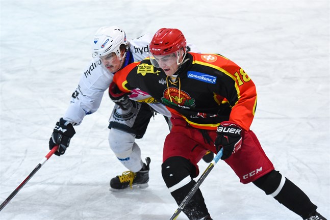 Robert Djupsjöbacka (nummer 18) gjorde Kronans fjärde mål.