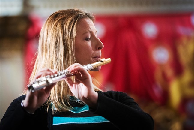 Erica Nygård spelar flöjt. På scenen står också Siri Ilanko (oboe), Vesa Ania (valthorn), Samuli Krohn (fagott) och Eneko Iriarte (klarinett).