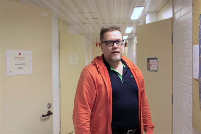 Oklara smittkedjor av muterat virus oroar smittskyddsläkare Peter Riddar, även om läget i Kristinestad just nu är relativt lugnt.