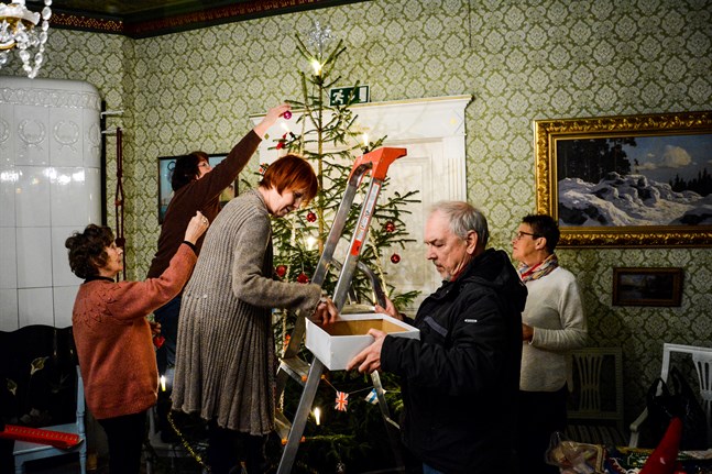 Den här julen bör inga privata julfester med fler än 20 besökare ordnas inom Vasa sjukvårdsdistrikt. Bilden från Kaskö hembygdsmuseum där Eva Eveli, Inger Björkqvist, Kristiina Hirvi, Rolf Hellman och Lis-Marie Enroth-Niemi klär julgranen.