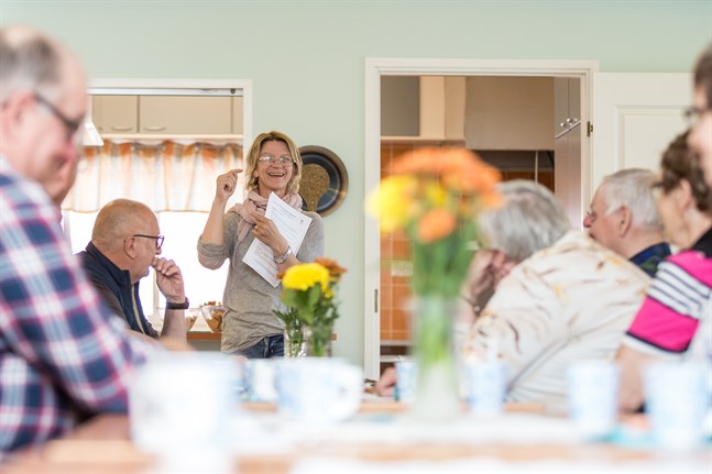 Anette Hästbacka presenterar verksamhet vid Seniorpunkten i Korsholm på träff kring temat ”Va kan man jäär som pensionäär”.