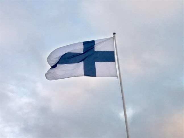 Vår blåvita flagga hissas på självständighetsdagen fast mycket av det traditionella firandet annars uteblir.