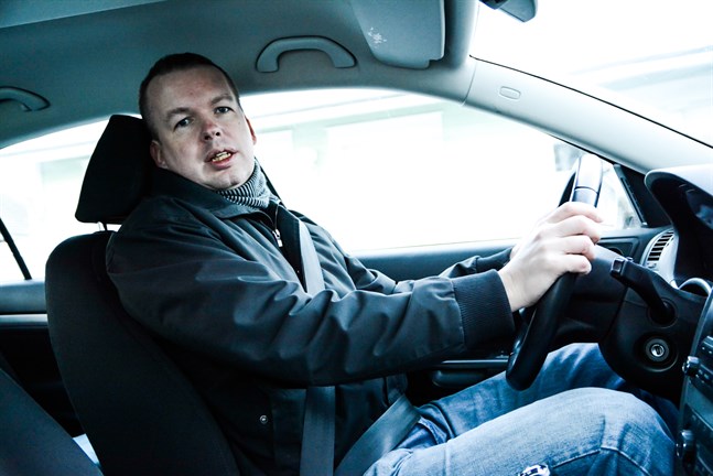 Thomas Skur pendlar 190 kilometer om dagen. Till jobbet är han tvungen att köra så skattehöjningen får han bara leva med, säger han.
