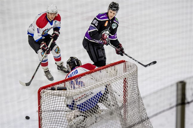 Jani Kiviniemi (nummer 65) är tillbaka i laguppställningen, då Jeppis Hockey tar sig an IFK Lepplax i Kristallen på lördag. Bilden från mötet med Hela-Kiekko i december.