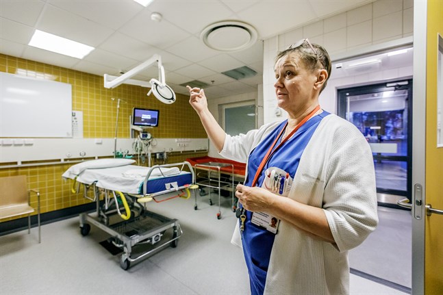 Ann-Katrine Brandtberg, här i ett isoleringsrum, säger att akuten har varit kraftigt överbelastad under jul- och nyårshelgen.