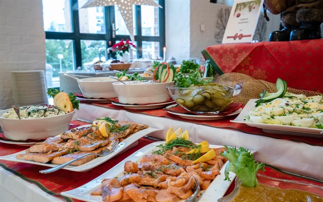 Många firmor tvekar nu med att ordna julfest på grund av coronapandemin. Det får konsekvenser för restaurangerna.