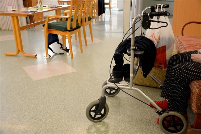 Beslutet att frånta Esperi verksamheten beror enligt Valvira på att vårdpersonalens antal varit för lågt i relation till det bedömda vård- och omsorgsbehovet.