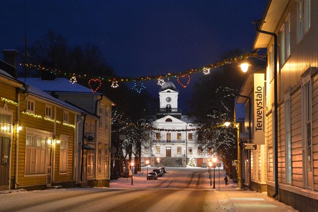 Kristinestad hör till de orter där julfrid utlyses på julafton. Julen är också väl synlig i stadsbilden.
