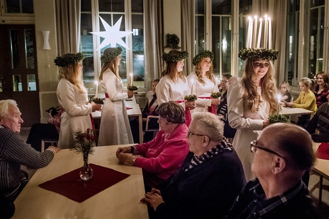 Finlands Lucia Elin Qvist besöker mormor på Högtorgscentret i Jakobstad 2018.