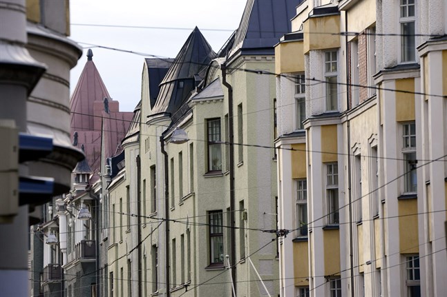 Jämfört med förra året har priserna i huvudstadsregionen stigit med kring tre procent, medan priserna har sjunkit med ungefär en procent i hela landet.