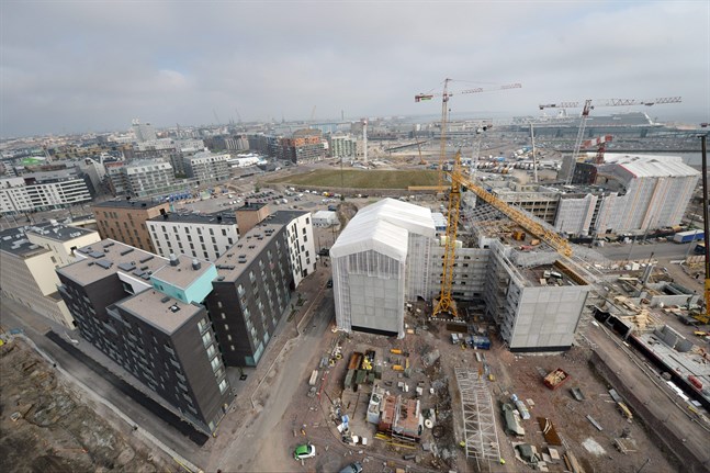 På hela 2000-talet har det byggts flest lägenheter i Helsingforsregionen i år. Bilden är från Busholmen i september där bygget av ett kvarter med flervåningshus är på gång som ska vara färdigt 2020.