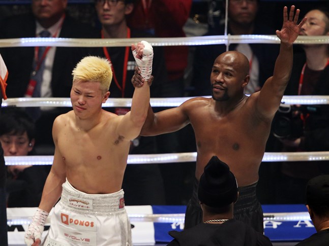 Floyd Mayweather (till höger) och Tenshin Nasukawa efter uppvisningsmatchen på nyårsafton.