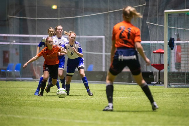 Årets Wintercup blev inte av. Arrangörerna vill ändå glädja fotbollsfantasterna i Korsholm och har skänkt 400 bollar till skolorna. Arkivbild från Wintercup 2019.