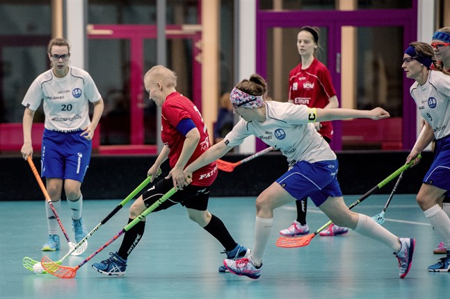 De två översta skikten i tävlingssystemet får fortsätta, alltså inte division 2 i damernas innebandy (bilden). Bild från en turnering i Jakobstad.
