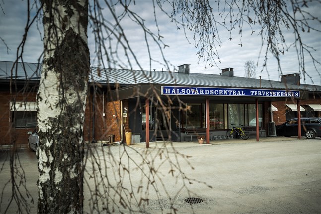 En i personalen på Oravais hälsovårdscentral har testat positivt för coronaviruset.