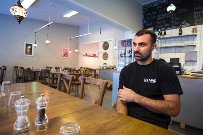 Mehmet Bekalp är nöjd över att restaurangen snart flyttar till centrum. Han gillar lokalen på Brändövägen, men ser fram emot en större restaurang och ett större kök.