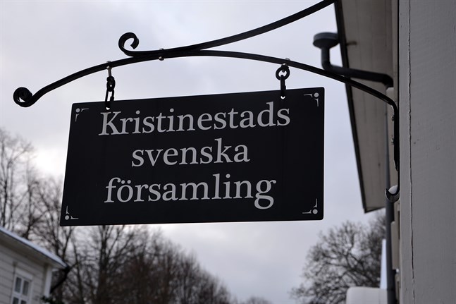 Det stormar kring den svenska församlingen. Enbart de senaste tre dagarna har minst 20 Kristinestadsbor utträtt ur kyrkan.