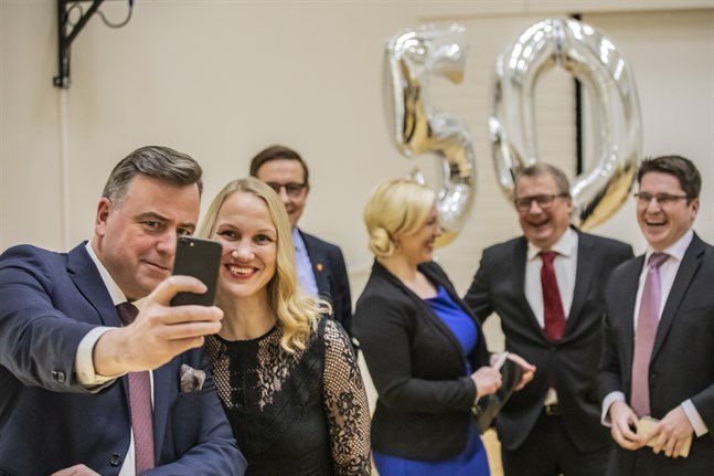 Kommundirektörna Stefan Svenfors och Malin Brännkärr på glatt uppdrag – Kronoby kommuns 50-årsfest i januari 2019. Direktörerna har ingen fastställd arbetstid och får finna sig i att ha en synlig roll.