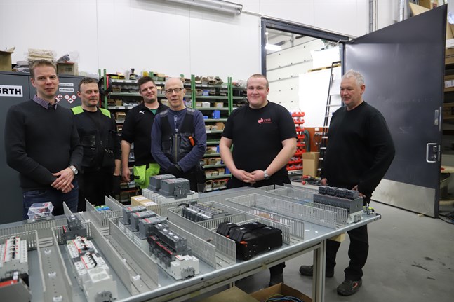 Största delen av teamet på Easy Test System Solutions: Ronny Hellström, Niclas Båsk, Totte Gauffin-Kauste (inhyrd i företaget), Hannu Lehtonen, Manu Kallio och Anders Nyberg. En av de anställda, Emma Uusitalo, var inte med då bilden togs.